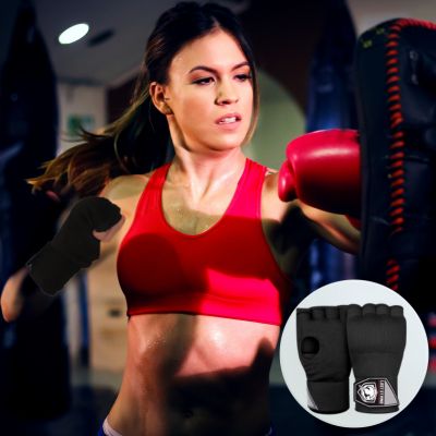 sous gants boxe bandage jeune femme entrainement au sac de frappe 
