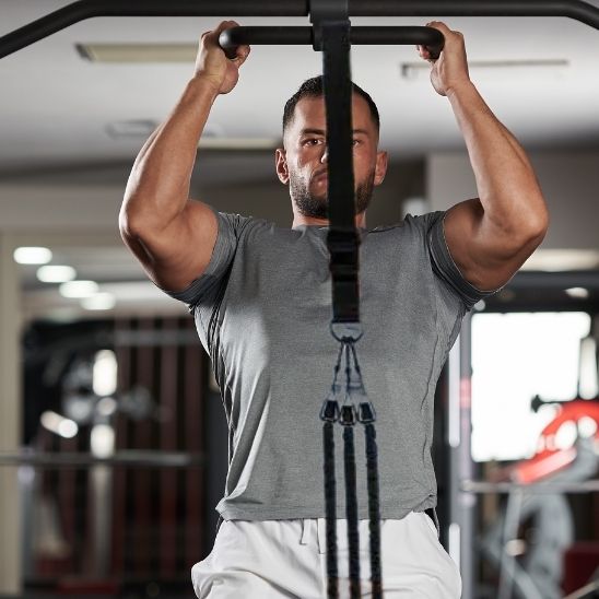 sportif fait pullups avec elastique pour traction