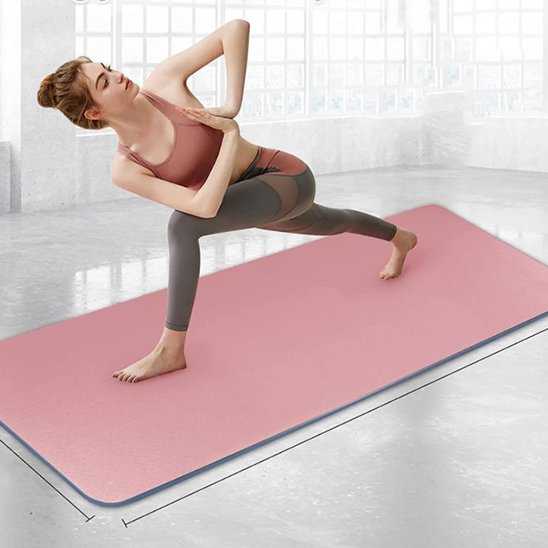 tapis pour le yoga jeune femme debout en posture d'equilibre