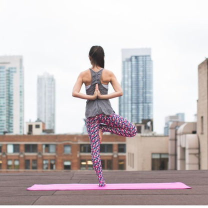 tapis pour le yoga jeune femme en equilibre sur terrasse vue urbaine