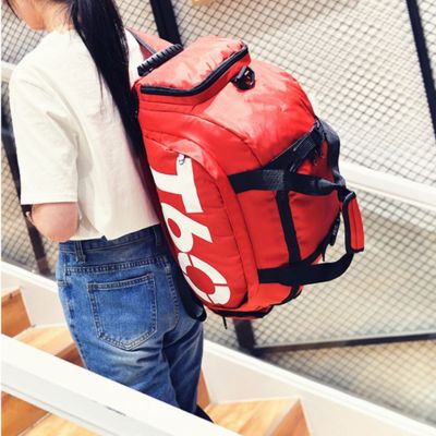 sac de port femme rouge sac a dos porte par jeune femme 